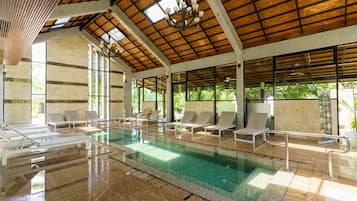 Piscina interna, 3 piscinas externas, guarda-sóis
