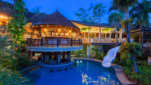 Ein Resort mit Pool, Rutsche und Bar.