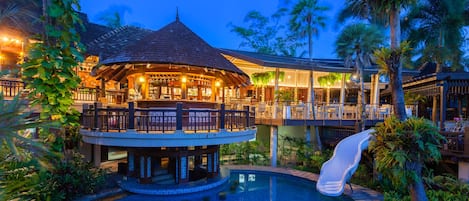 Poolside bar