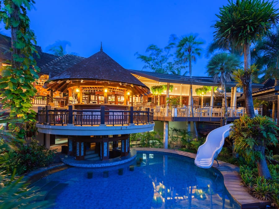 Bar en bord de piscine