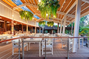 Se sirven desayunos, comidas y cocina tailandesa con vista a la alberca