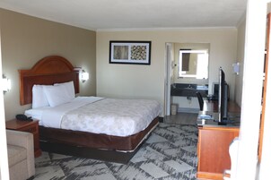 Escritorio, tabla de planchar con plancha, wifi gratis y ropa de cama 