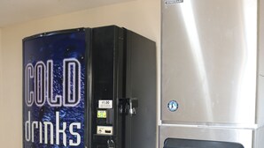 A vending machine labeled 'COLD drinks' and an 'ICE DISPENSER' in a room with tiled flooring. - Sanger Inn (Sanger)