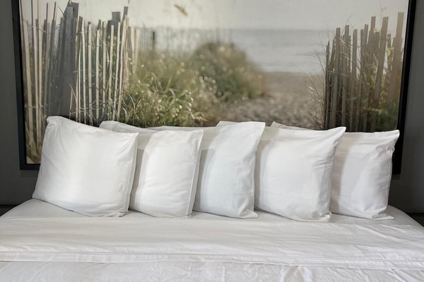 Standard Room, 1 King Bed | Premium bedding, pillowtop beds, desk, iron/ironing board