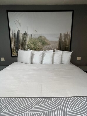 Premium bedding, pillow-top beds, desk, iron/ironing board -  Valued Stay Mayflower (Madison)