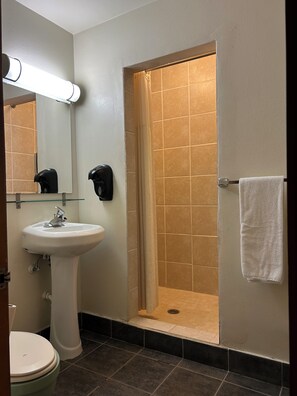 Free toiletries, hair dryer, towels -  Valued Stay Mayflower (Madison)