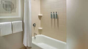 Kombinert dusj/badekar, hårføner og håndklær