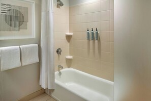 Kombinert dusj/badekar, hårføner og håndklær