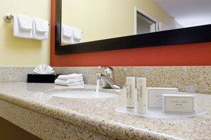 Combined shower/bathtub, hair dryer, towels