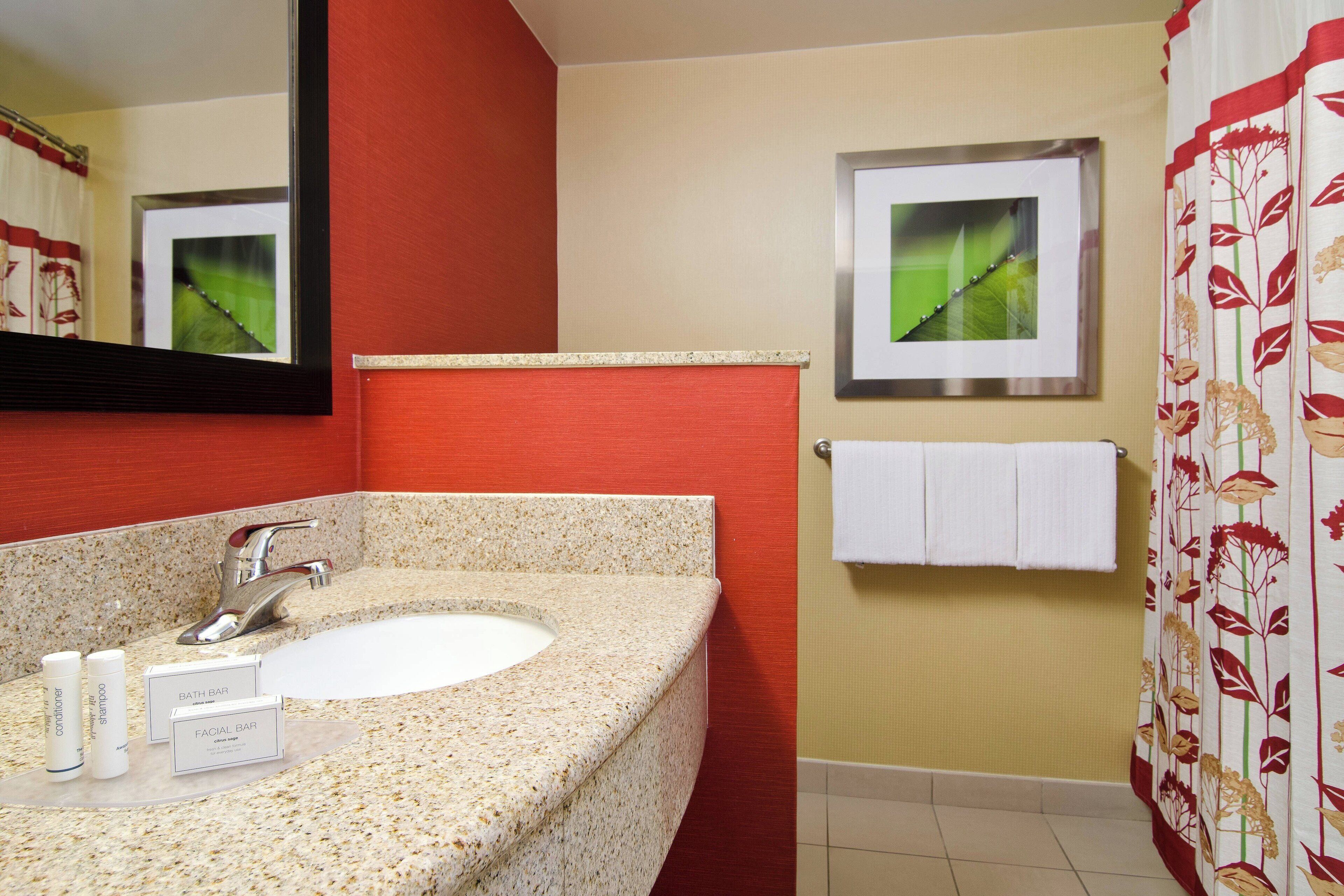 combined shower/bathtub, hair dryer, towels