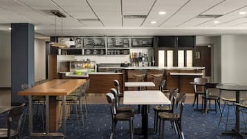 Serveert ontbijt en diner