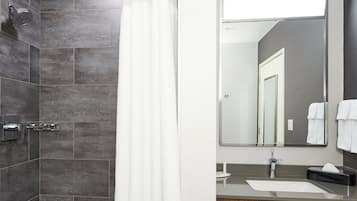 Duschwanne, kostenlose Toilettenartikel, Haartrockner, Handtücher