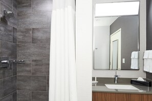 Ducha y bañera combinadas y artículos de higiene personal gratuitos