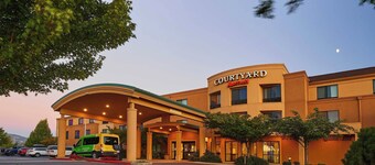 梅德福機場萬怡酒店