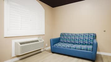 Caja de seguridad en la habitación, escritorio y cortinas blackout