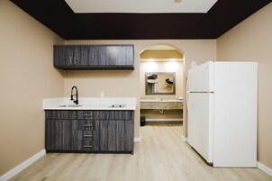 Habitación estándar, 1 cama de matrimonio grande, no fumadores, cocina básica | Caja fuerte, escritorio, cortinas opacas y tabla de planchar con plancha