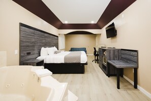 Chambre, 1 très grand lit, bain à remous