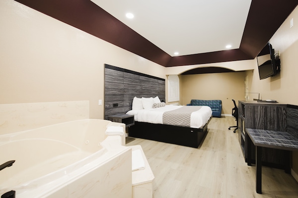 King Room with Jacuzzi Smoking | In-room safe, desk, blackout drapes, iron/ironing board