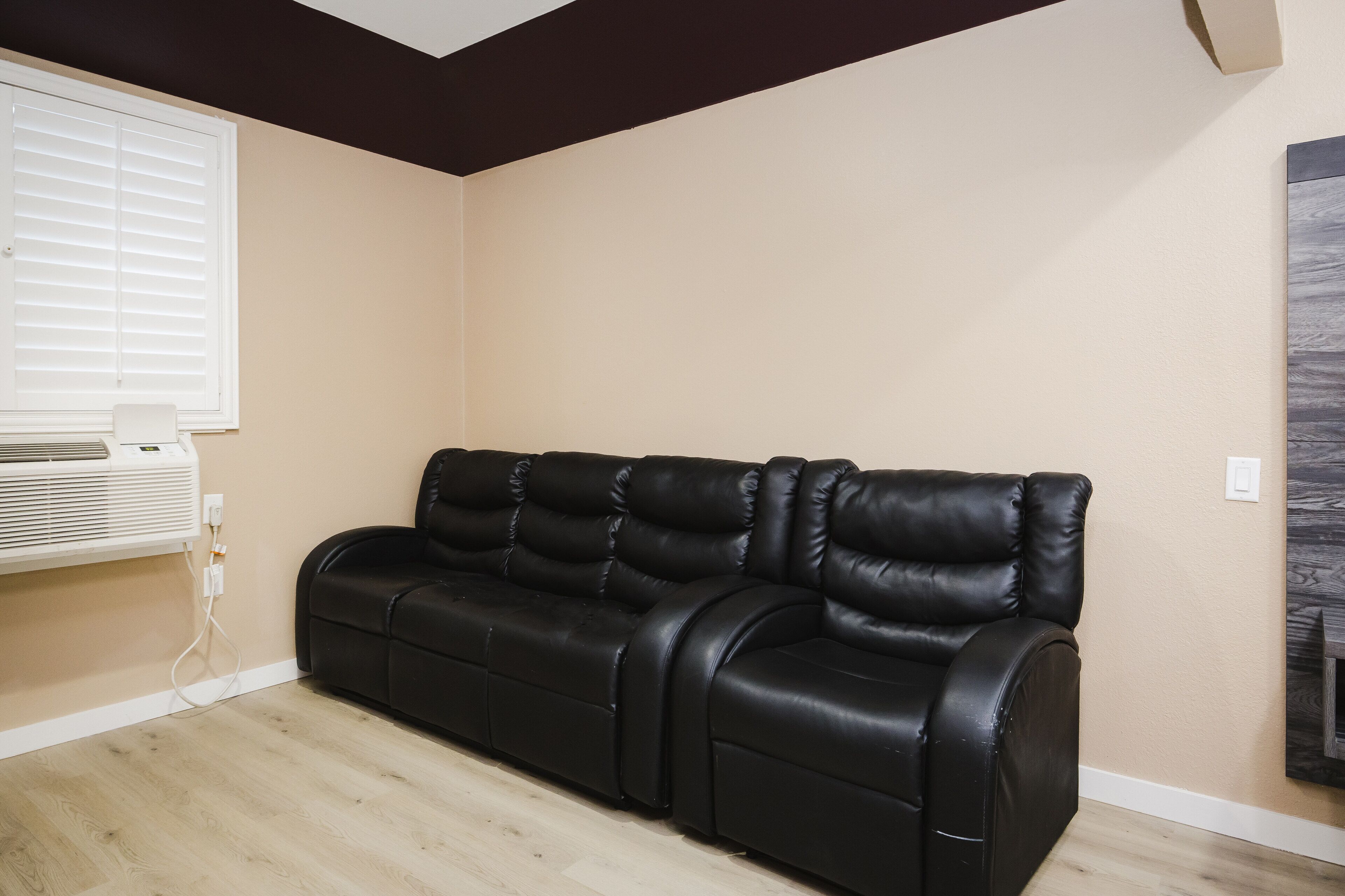 Standard Room, 1 King Bed, Non Smoking, Kitchenette | In-room safe, desk, blackout drapes, iron/ironing board