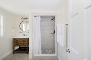 Dusche, kostenlose Toilettenartikel, Haartrockner, Hausschuhe