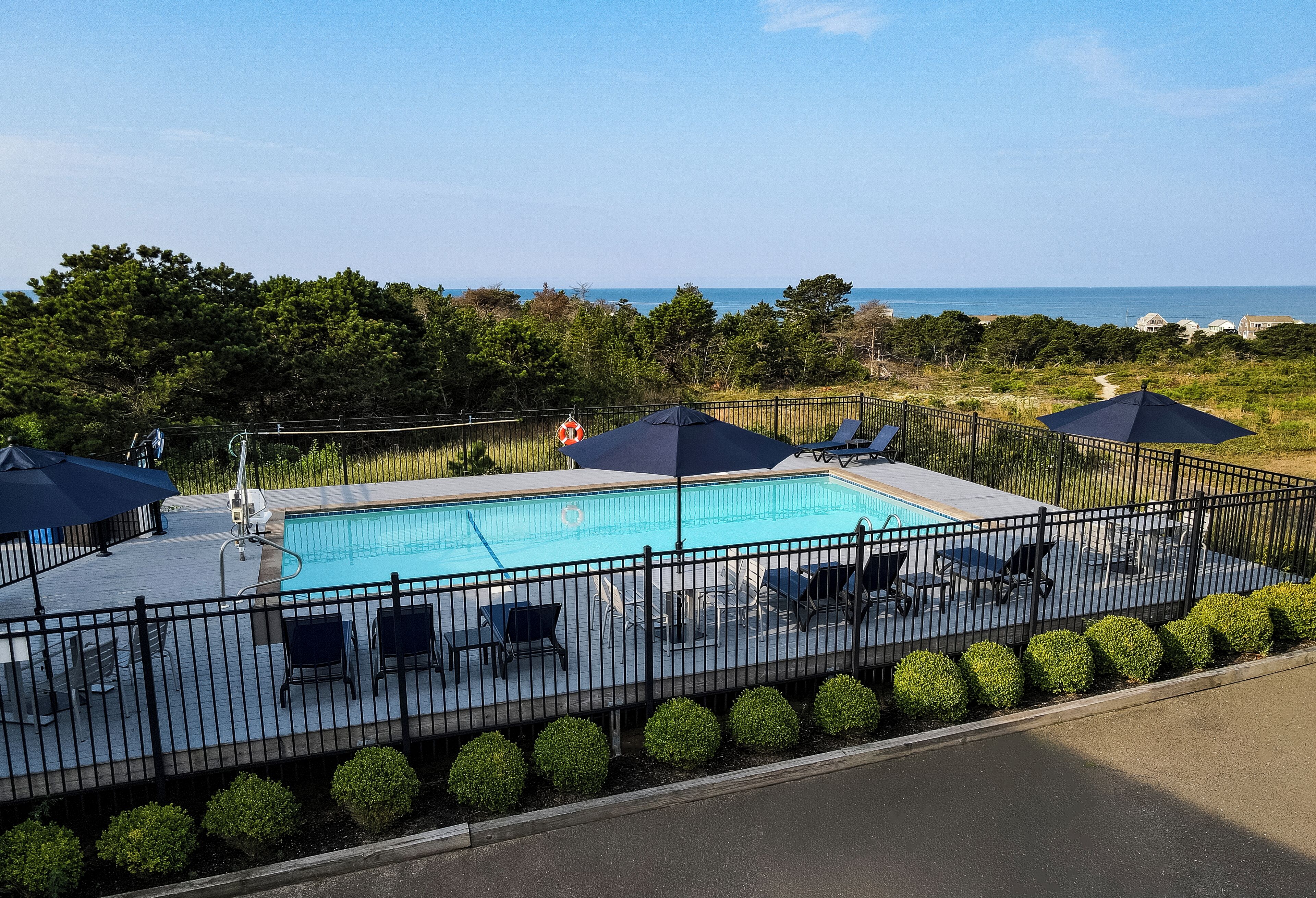 Een seizoensgebonden buitenzwembad