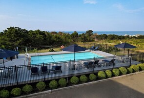 Una piscina al aire libre de temporada