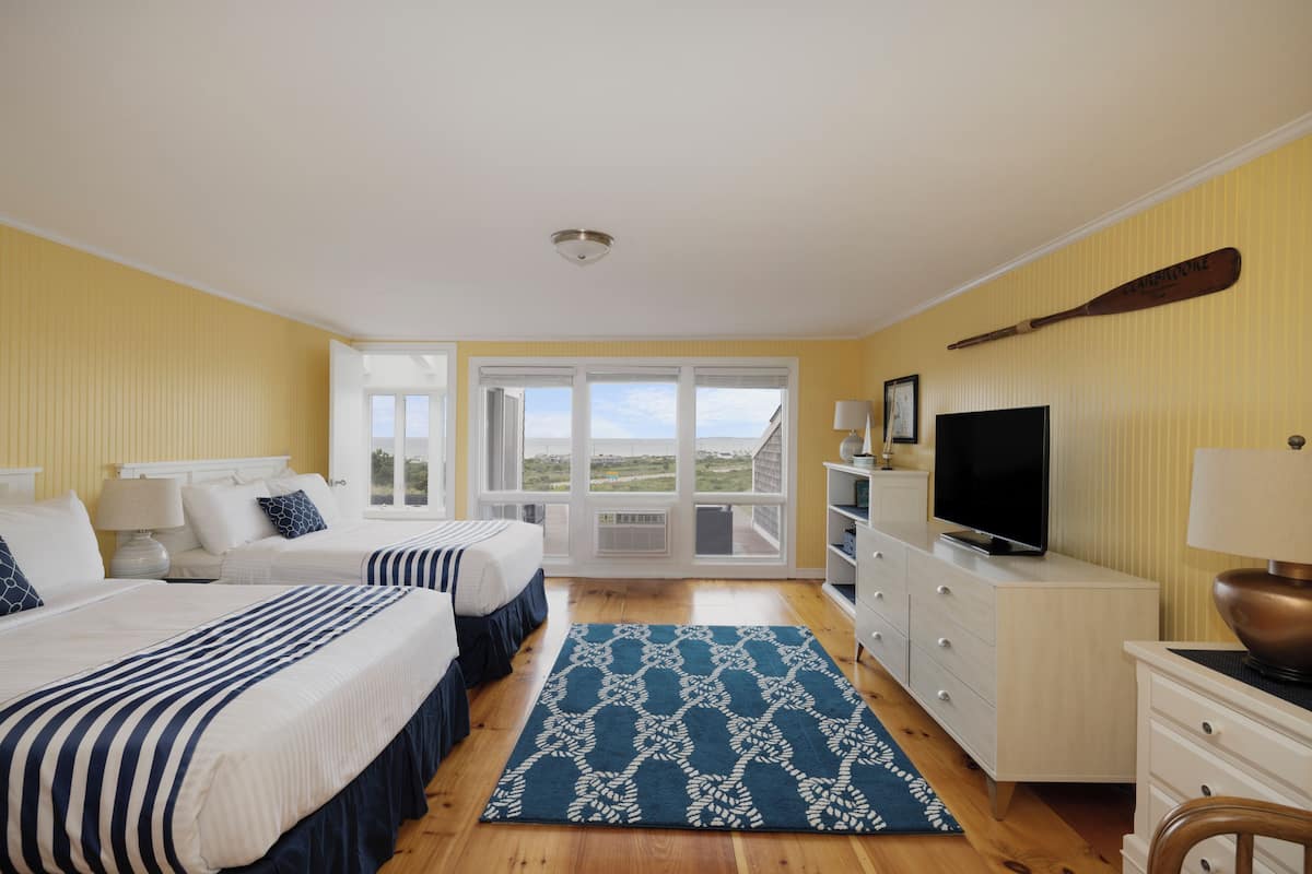 Captains Suite, Waterview, Balcony, No Pets | Rollaway beds, bed sheets