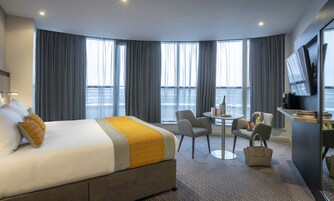 Caja de seguridad en la habitación y escritorio 