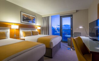 客房内保险箱、办公桌、熨斗/熨衣板、旅行婴儿床