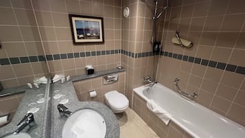 Ein Badezimmer mit Waschbecken, Toilette und Badewanne.
