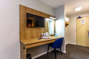 Skrivebord, strykejern/-brett og barnesenger (inkludert)