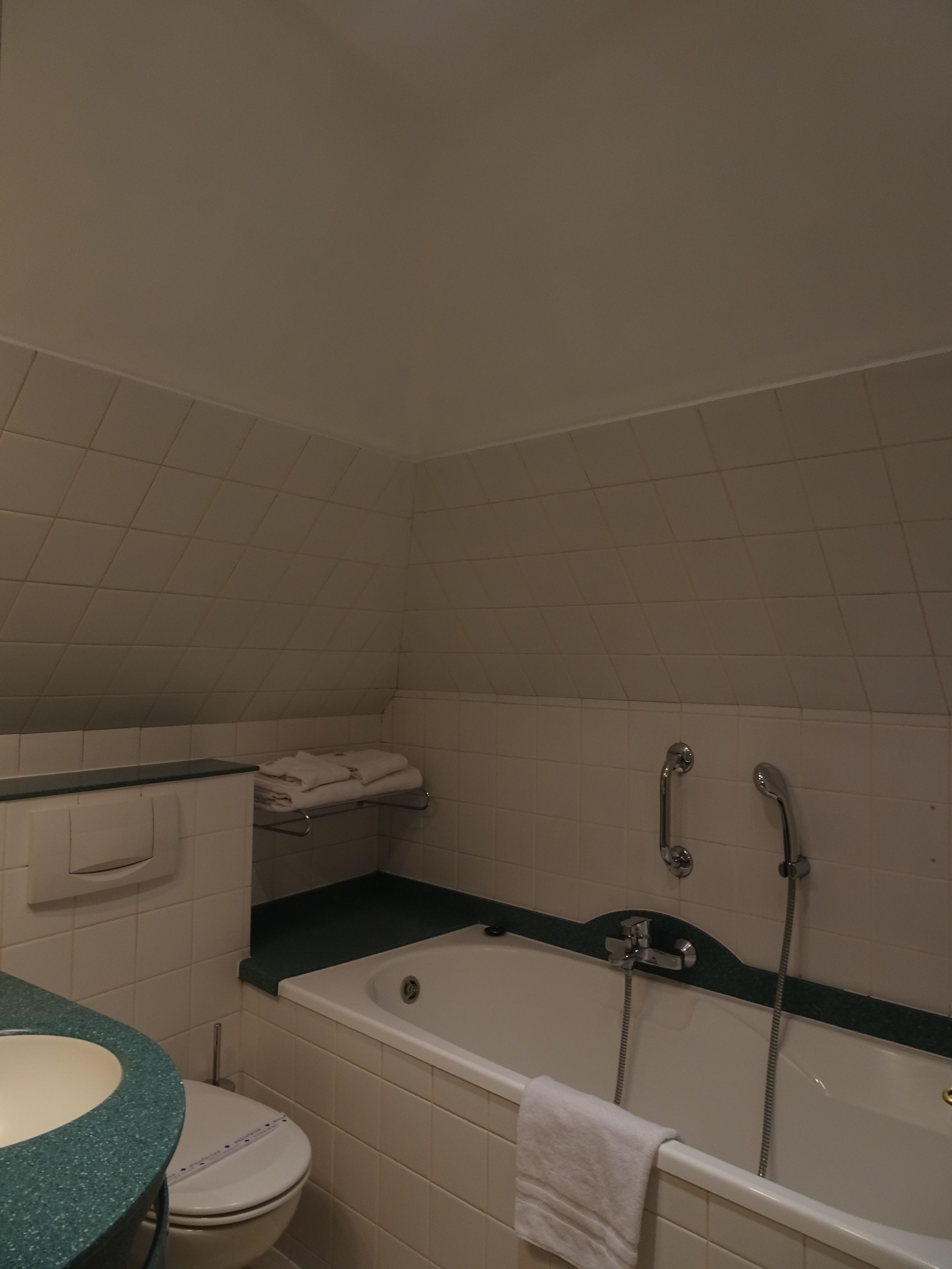 standard double room | bathroom | combined shower/bathtub, free toiletries, hair dryer, towels