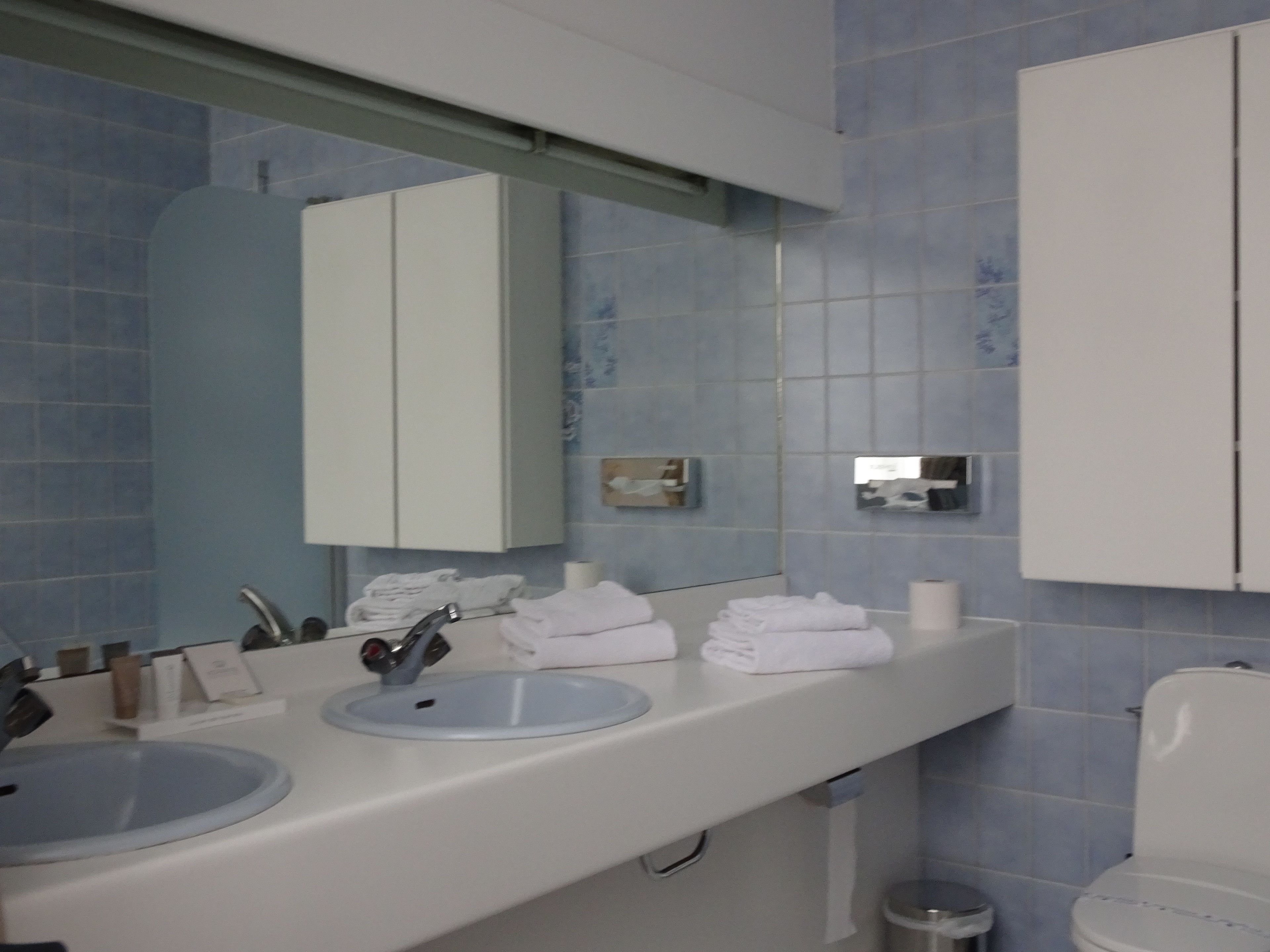 junior suite, non smoking, canal view | bathroom | combined shower/bathtub, free toiletries, hair dryer, towels