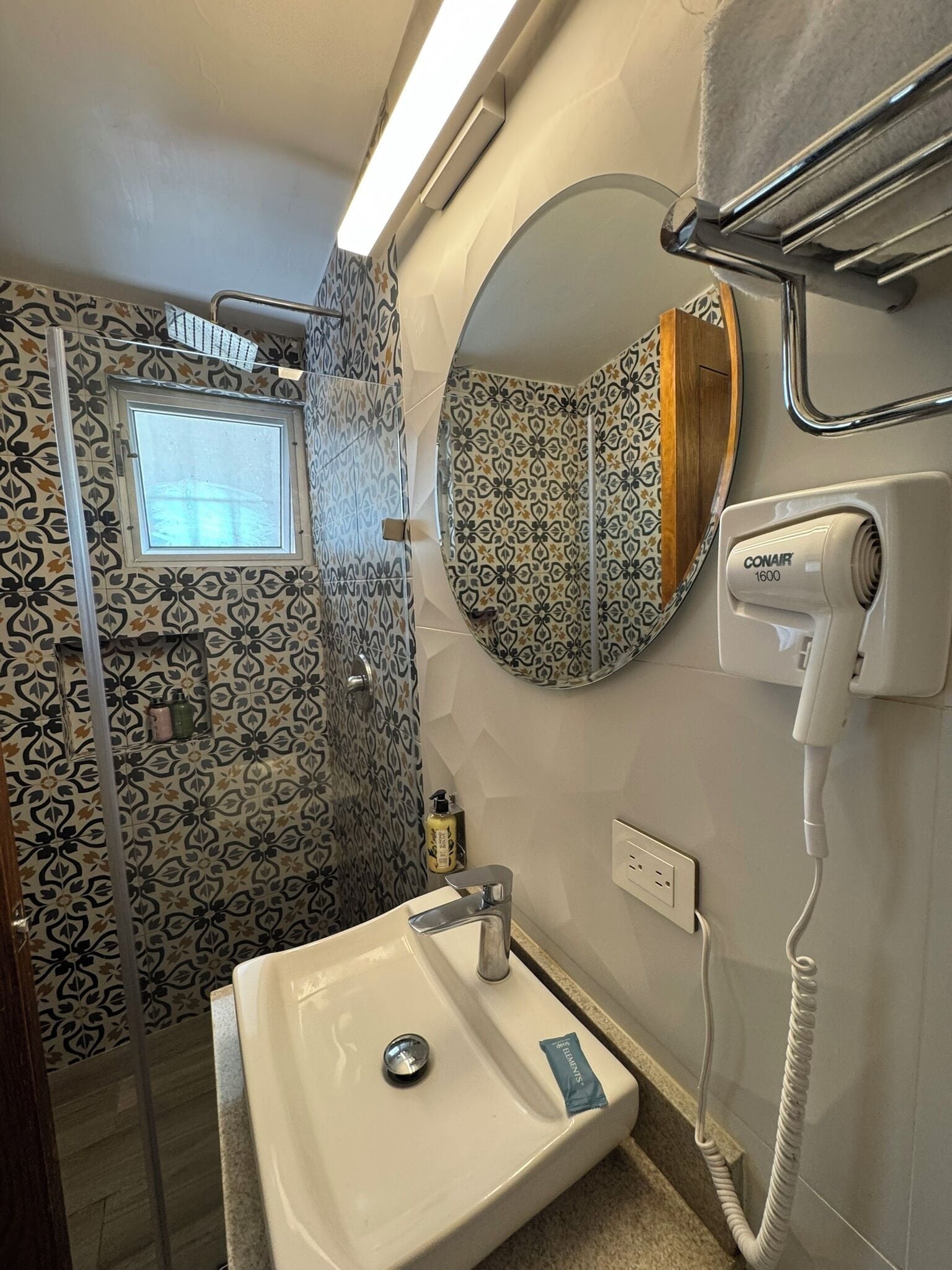 junior double room | bathroom | shower, towels
