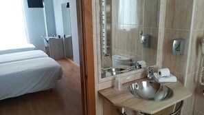 In-room safe, desk, blackout curtains, soundproofing - Alda Centro Oviedo (Oviedo)