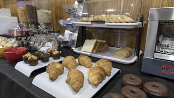 Se ofrece un desayuno bufé todos los días (por un coste adicional)