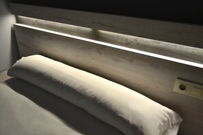 In-room safe, desk, blackout curtains, soundproofing - Alda Centro Oviedo (Oviedo)