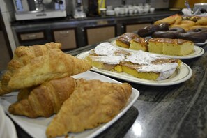 Petit déjeuner buffet (6.5 EUR par personne)