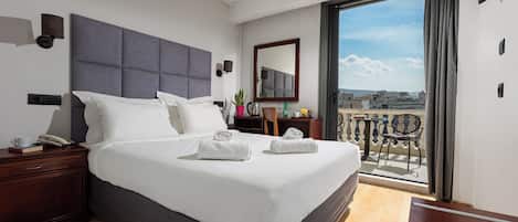 Työpöytä, pimennysverhot, äänieristys, silitysrauta/-lauta