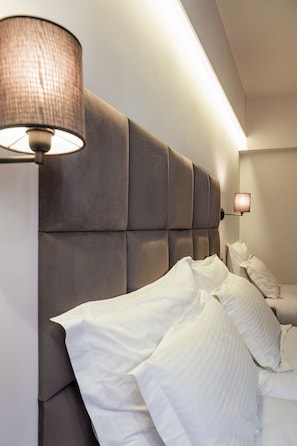 Triple Room | Egyptian cotton sheets, premium bedding, pillowtop beds, desk - Athens Odeon Hotel (Athens)