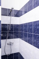 Ντουζιέρα, δωρεάν προϊόντα προσωπικής περιποίησης, πιστολάκι μαλλιών