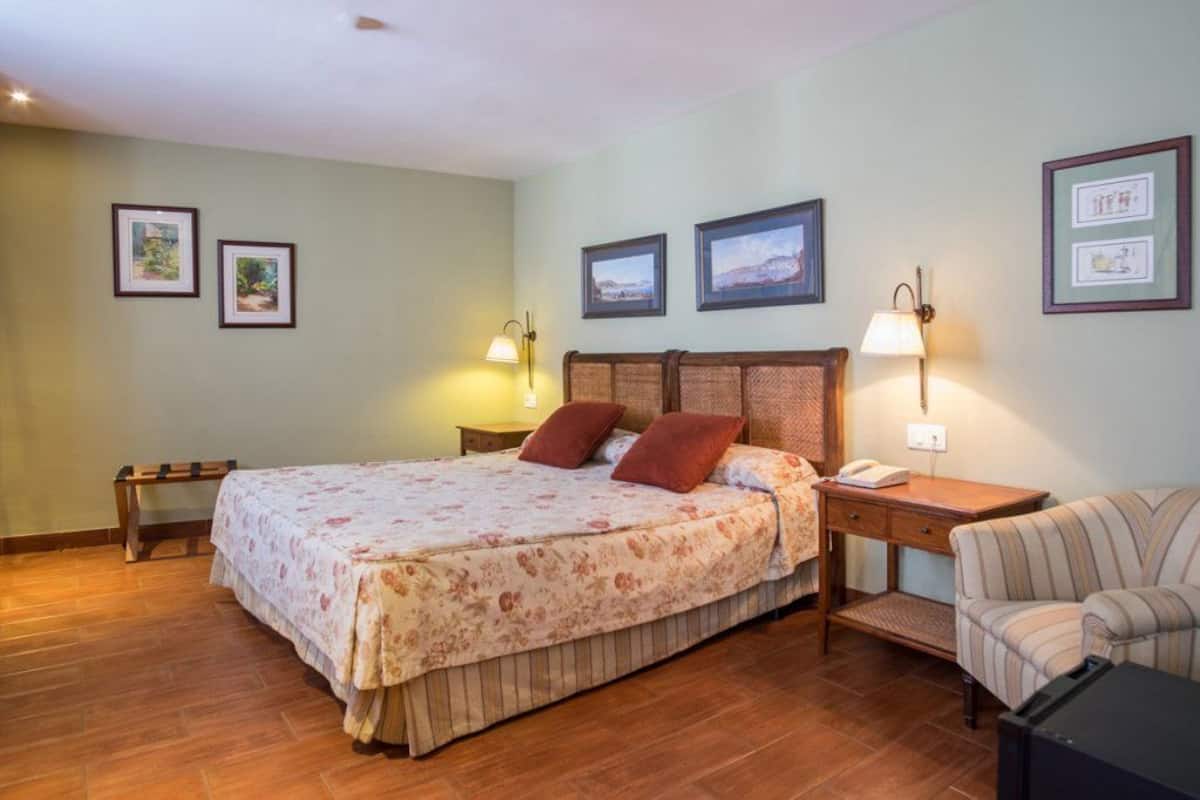Superior Double Room | Peti besi dalam bilik, meja, langsir/tirai gelap terus