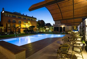 Piscina externa, espreguiçadeiras