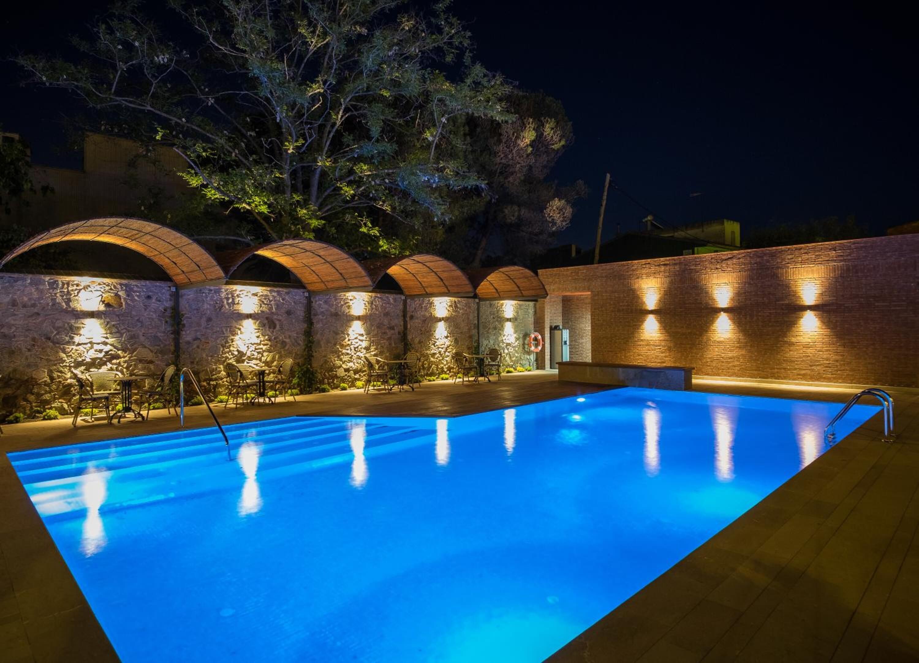 outdoor pool, pool loungers