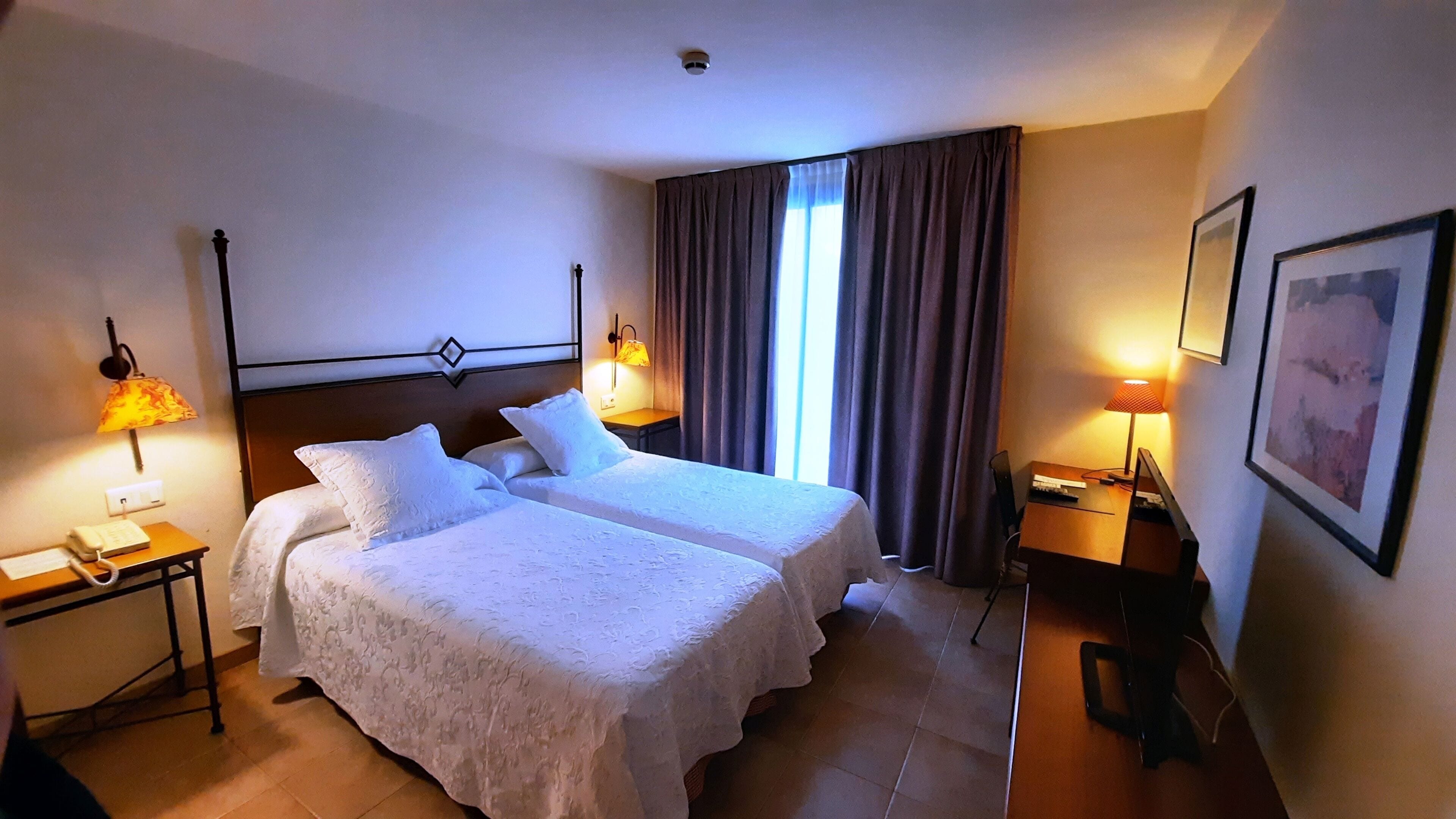 더블룸 | 객실 내 금고, 책상, 암막 커튼, 무료 유아용 침대