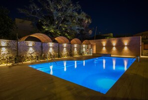 Piscine extérieure, chaises longues