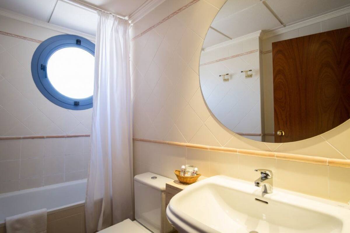 combined shower/bathtub, free toiletries, hair dryer, bidet