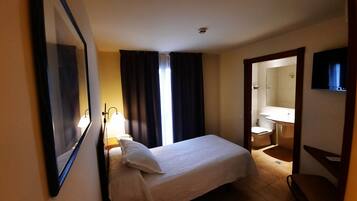 Kamar Single | Brankas, meja kerja, tirai kedap cahaya, dan tempat tidur bayi gratis