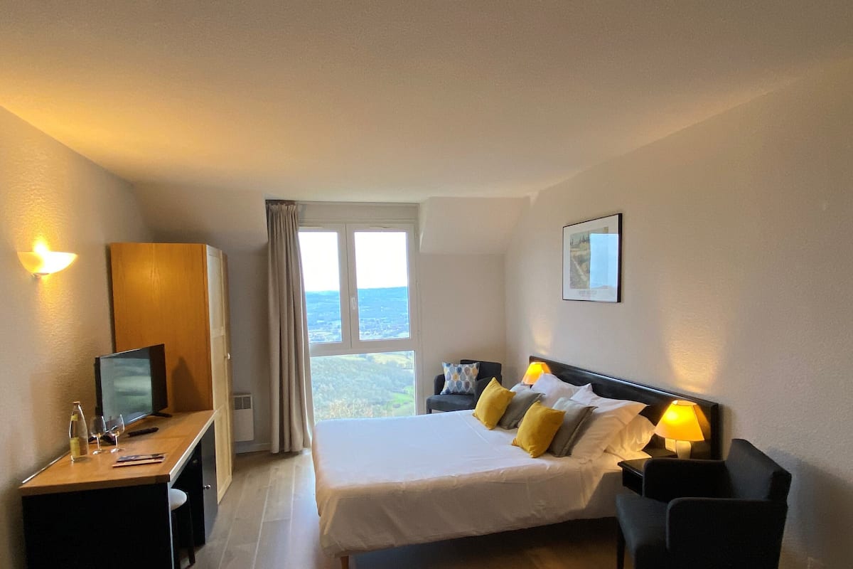 superior double room | minibar, desk, free wifi, wheelchair access