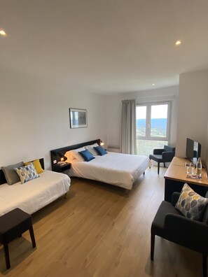 Habitación triple | Minibar, escritorio, wifi gratis y acceso para silla de ruedas 
